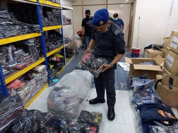 KPDNHEP Kuala Lumpur merampas pakaian tiruan yang menggunakan jenama terkenal dalam serbuan di sebuah stor di pusat pemborong di ibu negara, semalam. 