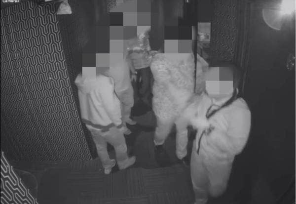 Rakaman CCTV menunjukkan kejadian pergaduhan di sebuah pub di Jalan Puchong, Kuala Lumpur, kelmarin, yang tular hari ini.