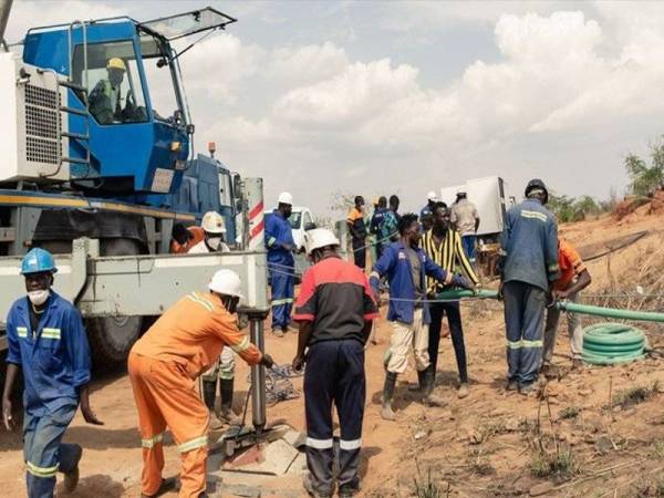 Kerja-kerja menyelamat pelombong haram yang terperangkap dalam runtuhan di lombong emas terbiar di timur laut Zimbabwe sedang dilaksanakan. - Foto AFP