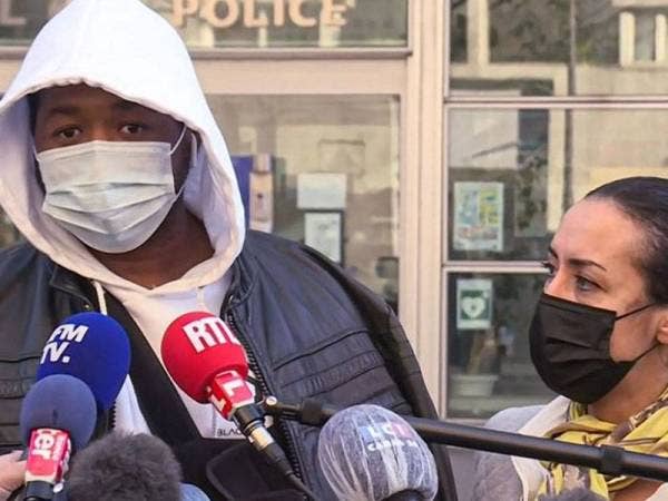 Seorang produser muzik yang dikenali sebagai Michel (kiri) bercakap kepada pemberita selepas dia dibelasah oleh tiga pegawai polis pada satu sidang akhbar di Paris semalam. - Foto AFP
