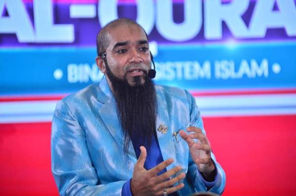 Ketua Pegawai Eksekutif Kumpulan Financial Genius Group (FGG), Datuk Seri Mahadi Badrul Zaman ketika Wacana al-Quran bertajuk 'Bangkit Dari Tersungkur' di Kumpulan Karangkraf, Shah Alam semalam.