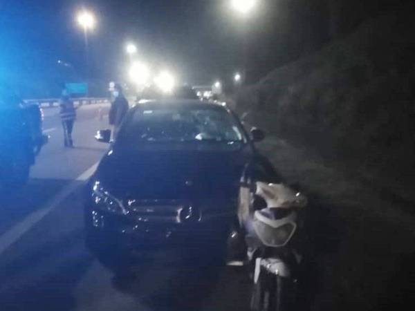 Kereta Mercedes Benz dipandu seorang lelaki dipercayai mabuk melanggar sebuah motosikal ditunggang seorang operator kilang di Kilometer 4 Lebuhraya LEKAS, Kajang awal pagi tadi.