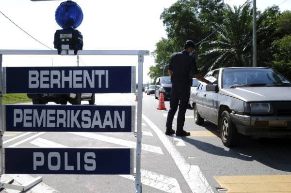 Polis memperketatkan pengawalan di laluan tikus dan sempadan di negeri ini dengan mengadakan pemantauan secara 24 jam sehari bagi mengekang penularan pandemik koronovirus (Covid-19). Gambar hiasan fail Bernama. 