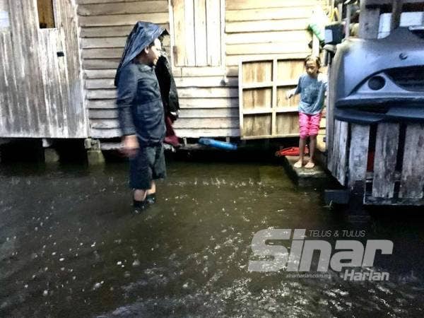 Kawasan rumah Md Zulfaisal yang ditenggelami air dan mengambil masa lama untuk kering sepenuhnya.