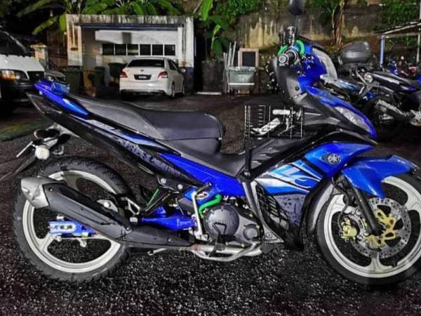Motosikal jenis Yamaha 135LC yang dirampas polis susulan tertangkapnya seorang lelaki di Segambut, Kuala Lumpur semalam.