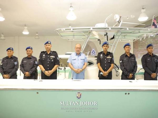 Sultan Ibrahim mengurniakan bot laju IMG kepada PPM yang bertugas di Wilayah 2, Mersing, hari ini. - Foto IHSAN ROYAL PRESS OFFICE (RPO)