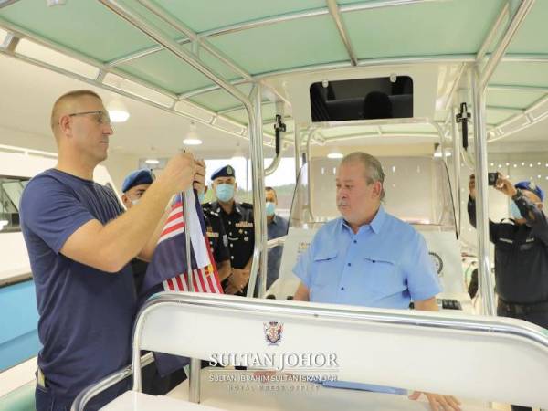 Sultan Ibrahim mengurniakan bot laju IMG kepada PPM yang bertugas di Wilayah 2, Mersing, hari ini. - Foto IHSAN ROYAL PRESS OFFICE (RPO)