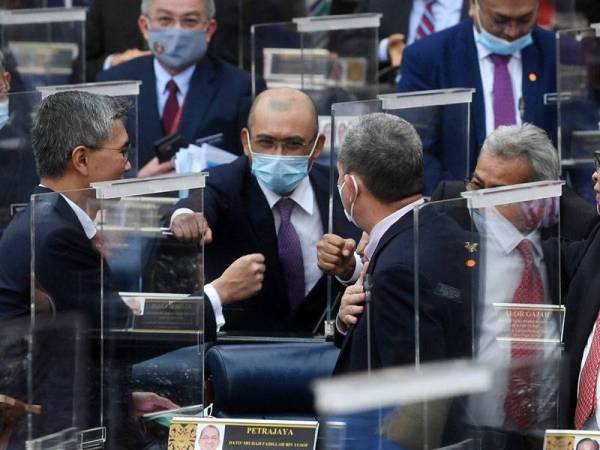 Menteri Kewangan, Tengku Datuk Seri Zafrul Tengku Abdul Aziz (dua dari kiri) menerima ucapan tahniah daripada Menteri-Menteri Kabinet selepas ucapan penggulungan perbahasan Rang Undang-Undang (RUU) perbekalan 2021 peringkat dasar pada mesyuarat ketiga Penggal Ketiga Parlimen ke-14 di Bangunan Parlimen semalam. - Foto Bernama