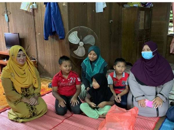 Noriah (kanan) bersama anak-anaknya kini menjalani hidup berdikari selepas kematian suami pada awal Oktober lalu.