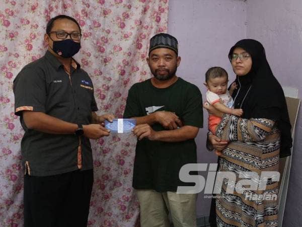 Sumbangan YBR disampaikan Mohd Fauzi kepada keluarga Nur A'afiyah di rumahnya di Kampung Sungai Penchala, Kuala Lumpur semalam.