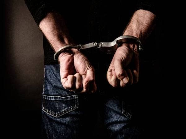 Polis menahan tiga lelaki untuk siasatan berhubung kes ugutan terhadap seorang pegawai kanan kastam yang menerima dua butir peluru hidup di sini semalam.