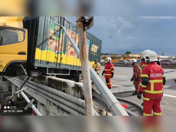 Lori tersangkut pada pengadang jalan di Kilometer 280.7 Lebuhraya Utara-Selatan, arah Selatan, berhampiran Nilai petang tadi menyebabkan kelindannya maut akibat tercampak ke jalan raya di bawahnya. - Foto bomba