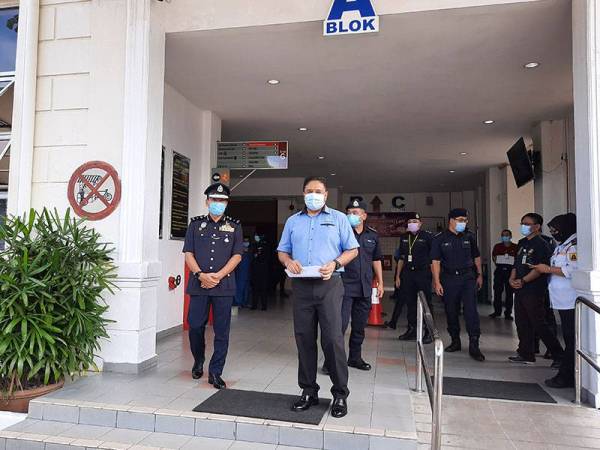 Sahabudin (kanan) bersama Yahaya bertemu media di pekarangan HPP selepas melawat Norihan.