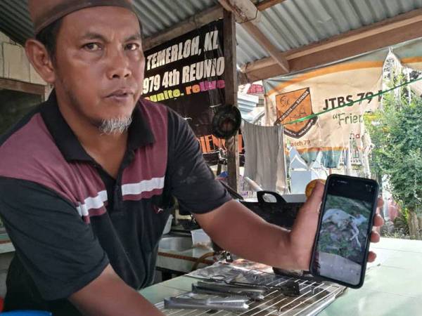 Baharin menunjukan lembunya yang mati dipercayai akibat dibaham harimau kumbang.