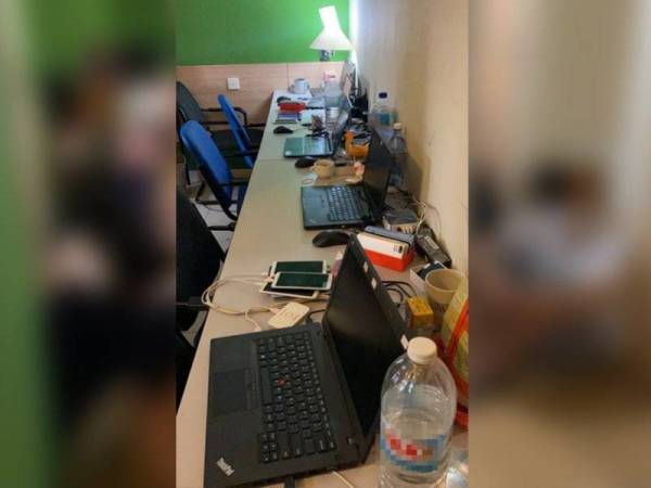 Antara rampasan barang susulan tumpasnya sindiket penipuan pelaburan dalam talian di sebuah hotel di Bukit Bintang, Kuala Lumpur hari ini.