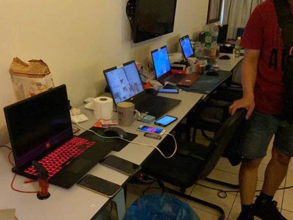 Antara rampasan barang susulan tumpasnya sindiket penipuan pelaburan dalam talian di sebuah hotel di Bukit Bintang, Kuala Lumpur hari ini.