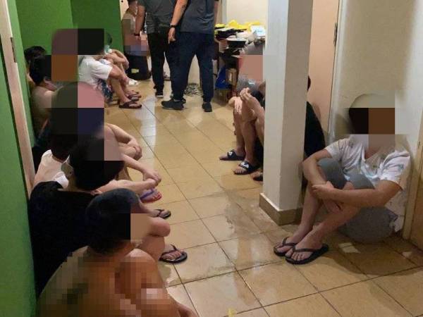 Antara yang ditahan hari ini dipercayai terlibat kes penipuan pelaburan dalam talian yang beroperasi di sebuah hotel di Bukit Bintang, Kuala Lumpur.