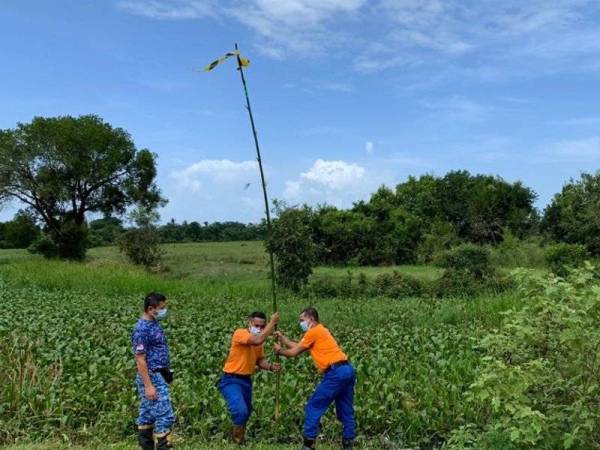 Batang buluh yang sudah siap dilekatkan plastik lut sinar dan pita hitam kuning yang dipacak.