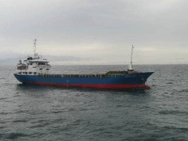 Antara kapal dagang yang diusir dari perairan Tompok Utara, semalam.