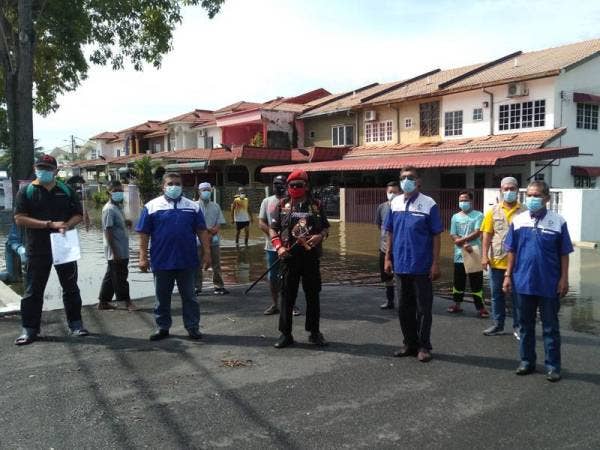 Hassan (tiga dari kanan) bergambar selepas sidang media di Taman Meru Utama, hari ini.