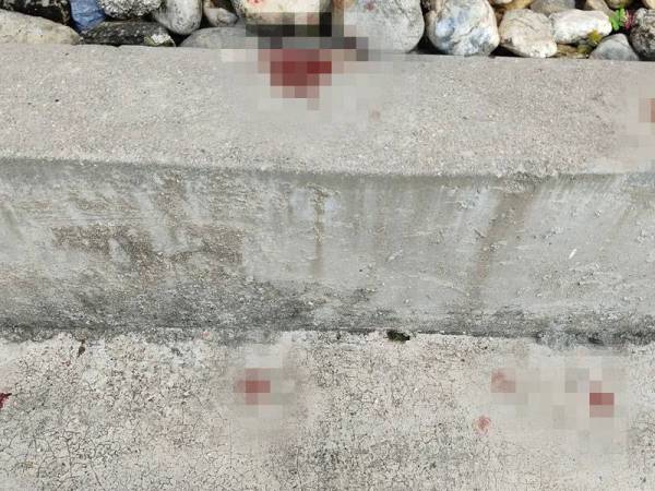 Kesan darah di lokasi mangsa dicampak di Apartmen Villa Danau, Setapak Kuala Lumpur hari ini.