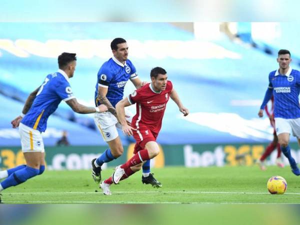 Milner cuba mengawal bola walau dikepung pemain Brighton.