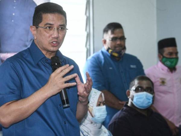 Azmin ketika berucap pada majlis penyerahan Gombak Food Bank sempena perayaan Deepavali di Pangsapuri Laksamana Jaya di sini hari ini. - Foto Bernama