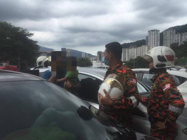 Kanak-kanak lelaki yang terperangkap dalam kereta bapanya berjaya diselamatkan dalam kejadian tengah hari tadi.