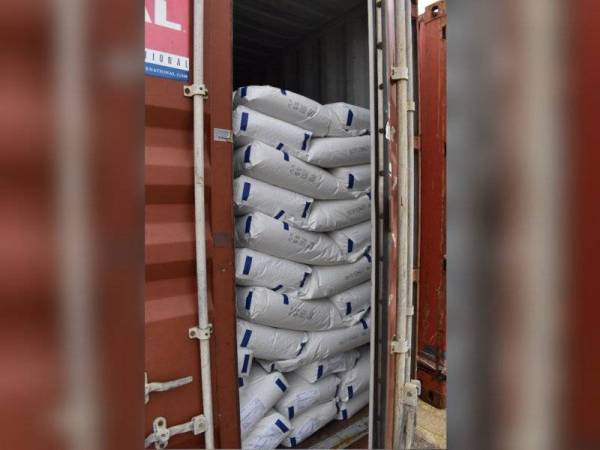 Kontena membawa muatan susu tepung dipercayai dari Ireland dan Belanda.