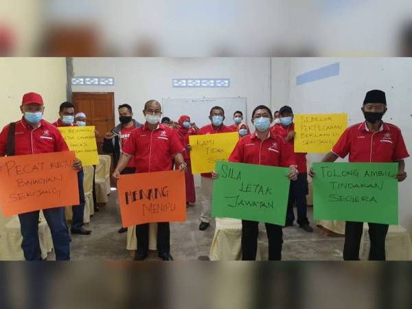 Mohd Zohar (depan, dua dari kanan) bersama ketua cawangan mengadakan sidang akhbar bagi menolak kepimpinan ketua bahagian mereka di Dewan Kecil Kampung Jawa, Segamat hari ini.