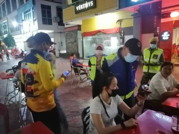 Polis melakukan pemeriksaan kepada seorang pengunjung restoran di Bahau pada Jumaat lalu.