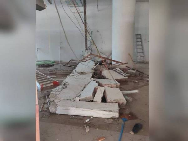 Dinding konkrit di sebuah kedai dalam pengubahsuaian di Batu Kawan yang runtuh sehingga mencederakan dua pekerja petang tadi.