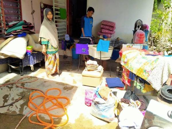 Mangsa banjir yang dibenarkan pulang ke rumah hari ini mula membersih dan menjemur perkakasan rumah yang terjejas akibat banjir.