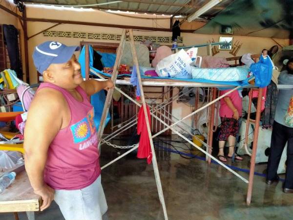 Che Tahir menunjukkan tempat dia dan ahli keluarga berteduh ketika rumahnya di Kampung Raja Wat Siam, Sungai Petani dinaiki air sehingga paras dada semalam.