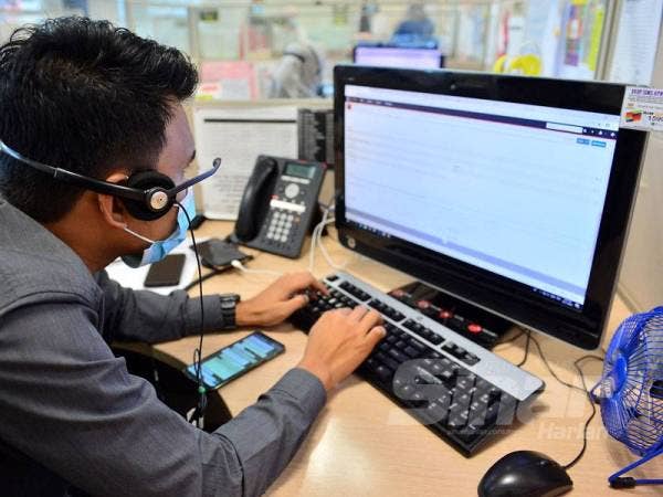 Petugas akan merujuk setiap panggilan yang diterima kepada pihak berkaitan untuk tindakan selanjutnya. - FOTO ASRIL ASWANDI SHUKOR
