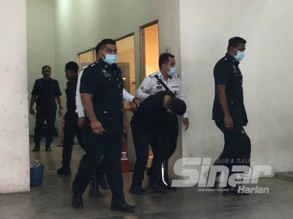 Yew Seng dibawa ke Mahkamah Majistret Kajang hari ini, atas pertuduhan memandu di bawah pengaruh alkohol sehingga menyebabkan kematian seorang operator kilang di Lebuhraya Kajang-Seremban, beberapa hari lalu.