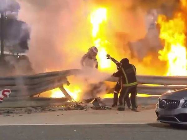 Grosjean berjaya keluar dari jenteranya selepas 20 saat terperangkap di dalam kokpit pada pusingan pertama GP Bahrain.