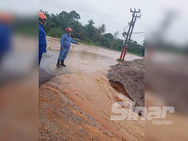 APM Port Dickson memantau perkembangan banjir di sekitar Kampung Jimah Lama.
