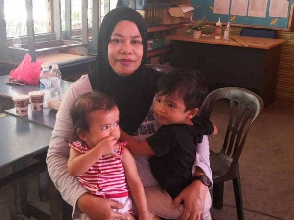 Noormah bersama dua cucunya ditempatkan di PPS SK Dato Maharajalela sejak kelmarin.