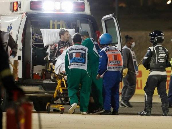 Grosjean diusung masuk ke dalam ambulans untuk dibawa mendapatkan rawatan di hospital.