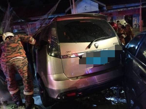 Mangsa, Nor Aina Farahin Jai yang duduk di bahagian penumpang hadapan kereta Proton Exora maut di tempat kejadian akibat cedera parah di kepala dan badan.
