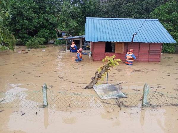 Rumah penduduk di Kampung Jimah Lama yang dilanda banjir kilat pagi tadi. Foto: APM