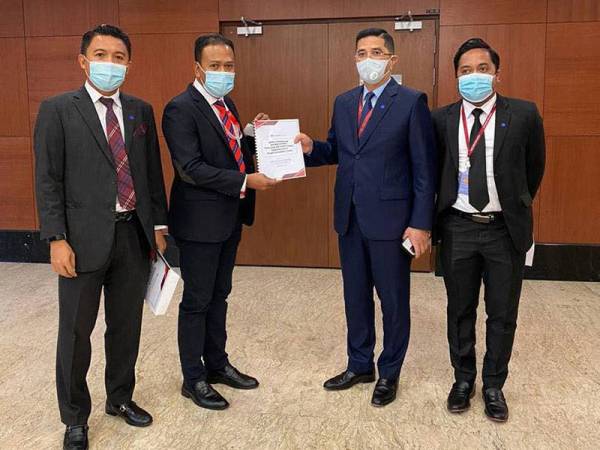 Hasmuni Hassan (dua dari kiri) ketika menyerahkan memorandum kepada Mohamed Azmin Ali (dua dari kanan). Foto: Facebook Asyraf Wajdi Dusuki