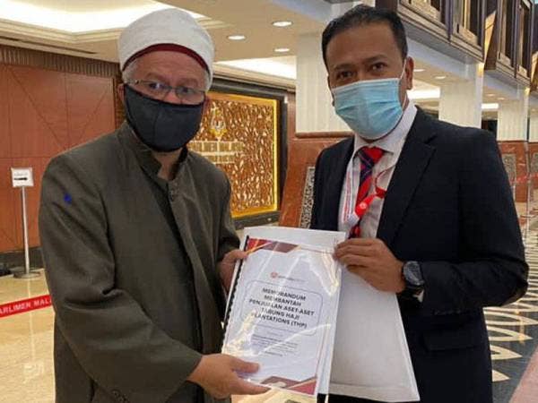 Hasmuni (kanan) ketika menyerahkan memorandum kepada Zulkifli. Foto: Facebook Asyraf Wajdi Dusuki