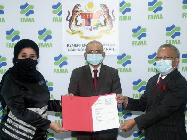 Ronald (tengah) bersama Haslina (kiri) dan Kristoffer (kanan) pada Majlis Menandatangani Dokumen Kontrak Perjanjian Konsesi Projek Pembinaan Bangunan Korporat dan Pusat Agromakanan FAMA di Kuala Lumpur.