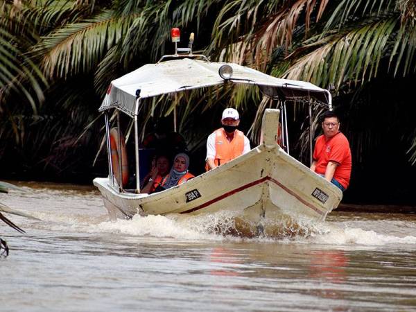 Ahli Persatuan Ejen-Ejen Pelancongan dan Pengembaraan Malaysia (MATTA) Melaka Chapter menyelusuri Sungai Paya Lebar dengan menaiki river cruise yang merupakan salah satu produk eko-pelancongan di Kampung Paya Lebar pada Program Jom Terokai Alor Gajah Bersama MATTA Melaka Chapter di Pusat Eko-Pelancongan Kampung Paya Lebar hari ini.