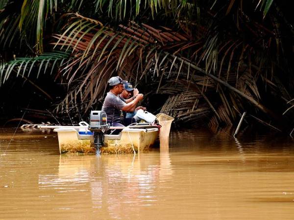 Kaki pancing sedang memancing udang galah di sepanjang Sungai Paya Lebar yang menjadi laluan river cruise pada Program Jom Terokai Alor Gajah Bersama Persatuan Ejen-Ejen Pelancongan dan Pengembaraan Malaysia (MATTA) Melaka Chapter di Pusat Eko-Pelancongan Kampung Paya Lebar hari ini.