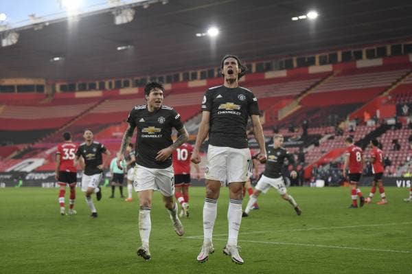 Cavani (kanan) muncul wira United meledak dua gol menewaskan Southampton.