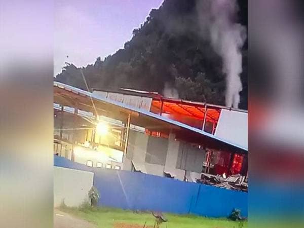 Video operasi kilang tersebut tular di laman sosial.