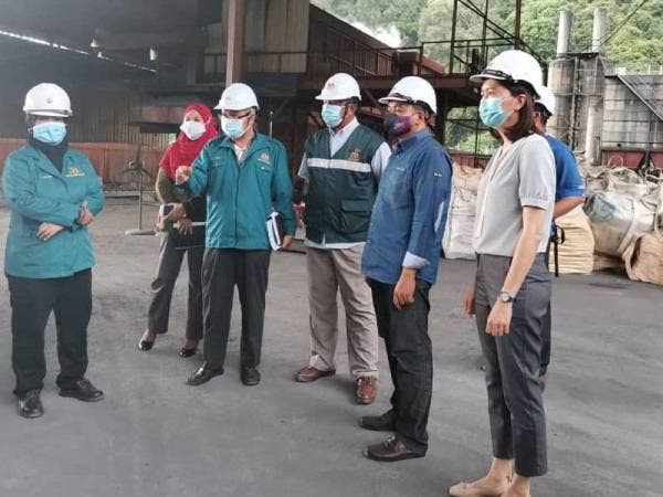 Dari kanan; Sandrea Ng, Ahmad Saidi, Zamzurin dan Rosli melawat kilang yang didapati melanggar notis dan melakukan pencemaran udara.